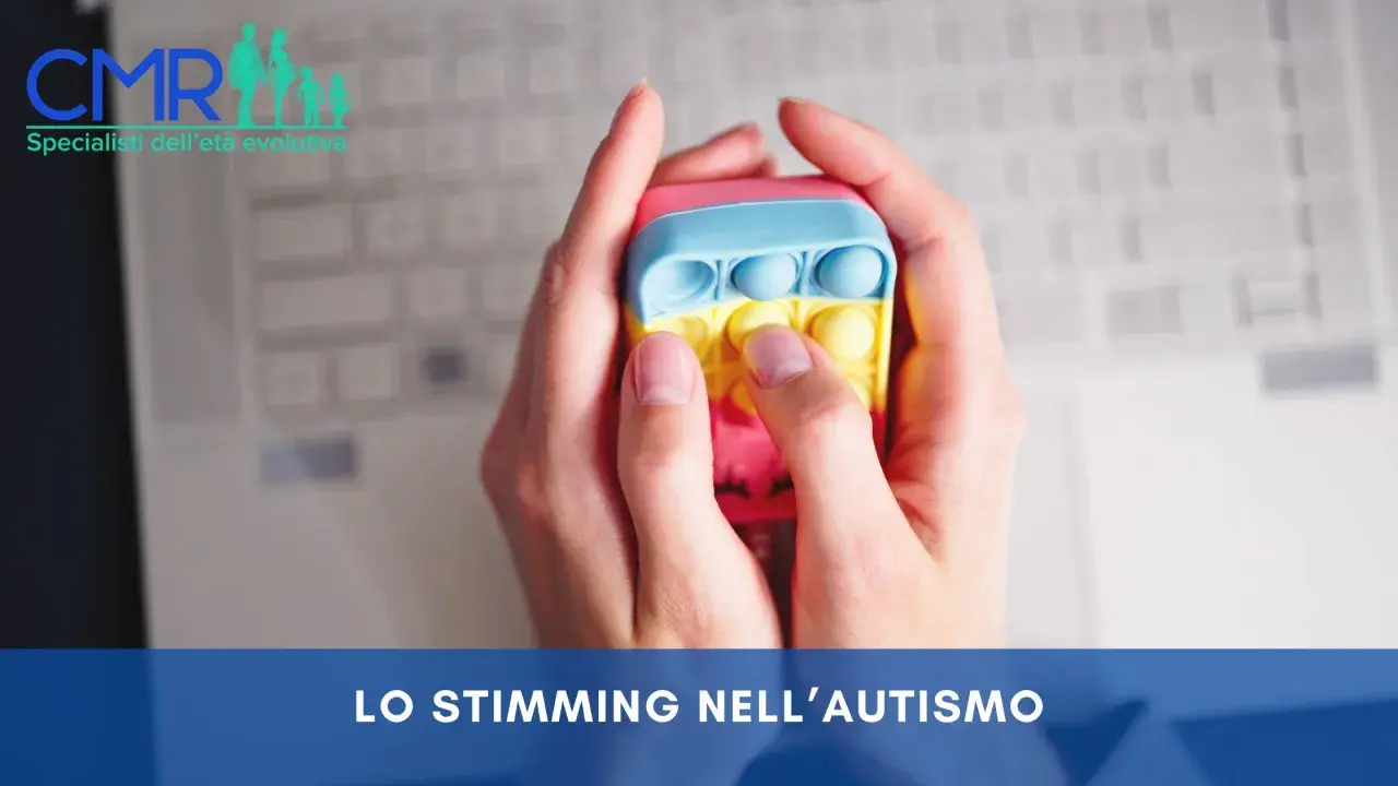 Mani che premono un giocattolo pop-it colorato, un esempio di stimming cos'è, utile per l'autismo.