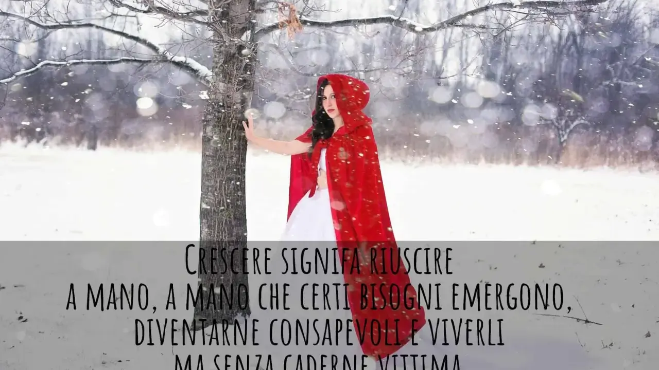Cappuccetto Rosso in un bosco innevato, con un messaggio sulla crescita e la consapevolezza dei propri bisogni.