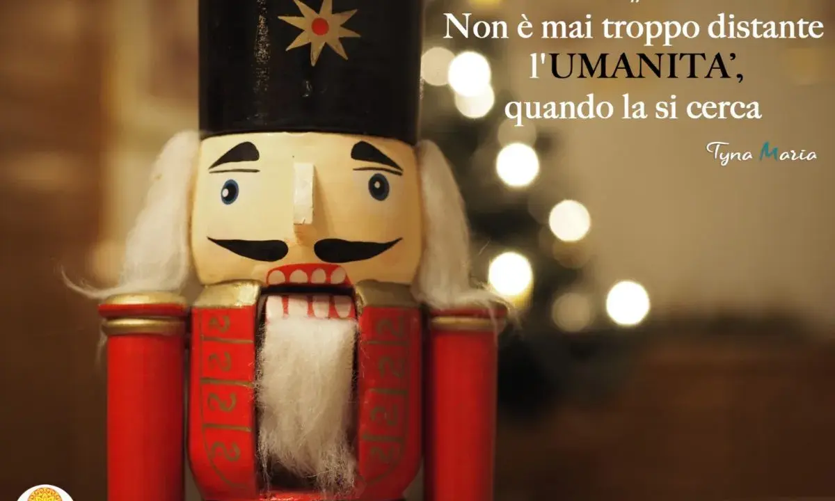 Primo piano di uno schiaccianoci con citazione: "Non è mai troppo distante l'umanità, quando la si cerca".