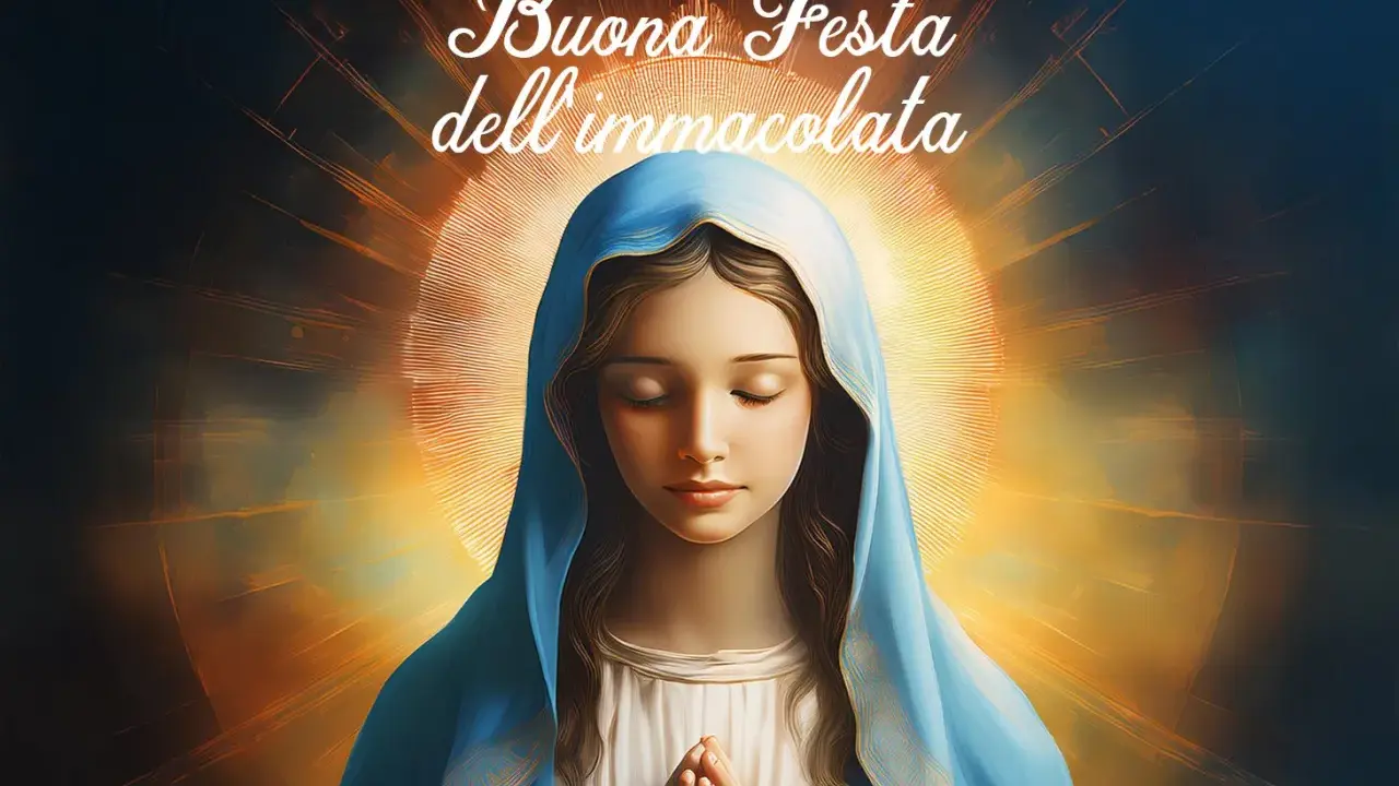 Buona Festa dell'Immacolata. La Vergine Maria, con il capo velato di blu, prega con le mani giunte, circondata da un'aura luminosa.