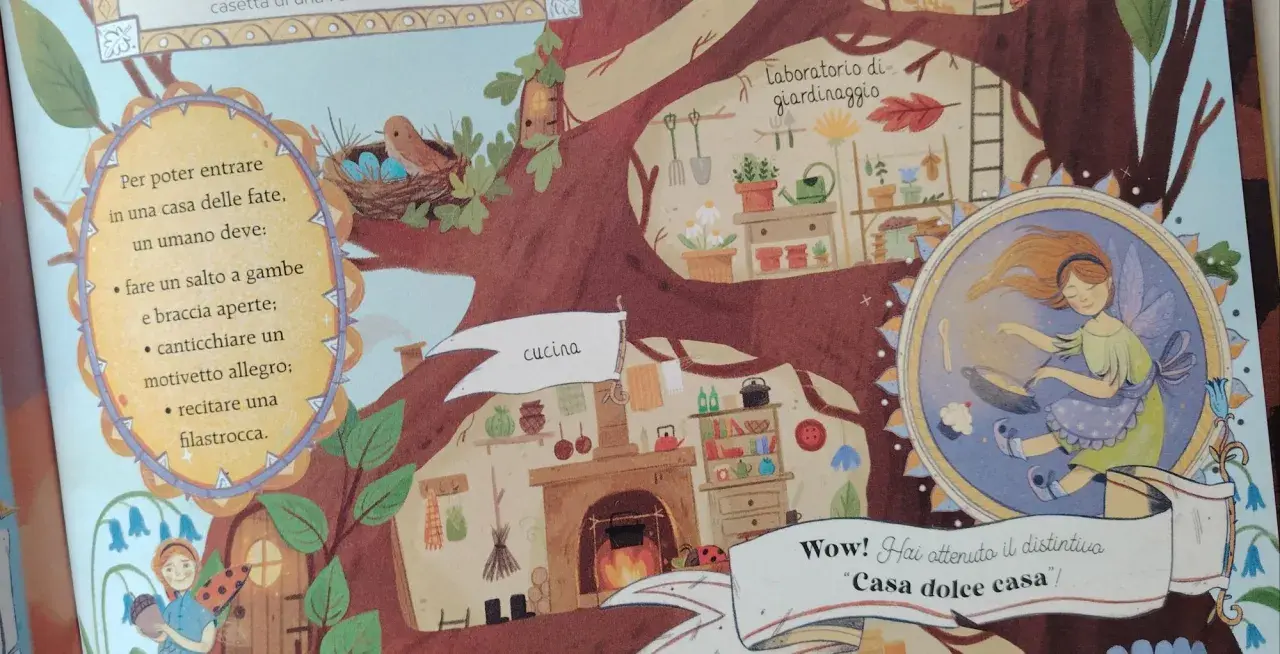 Illustrazione di una casa sull'albero con cucina, laboratorio di giardinaggio e una fata che cucina. Un gatto magico osserva da un ramo.