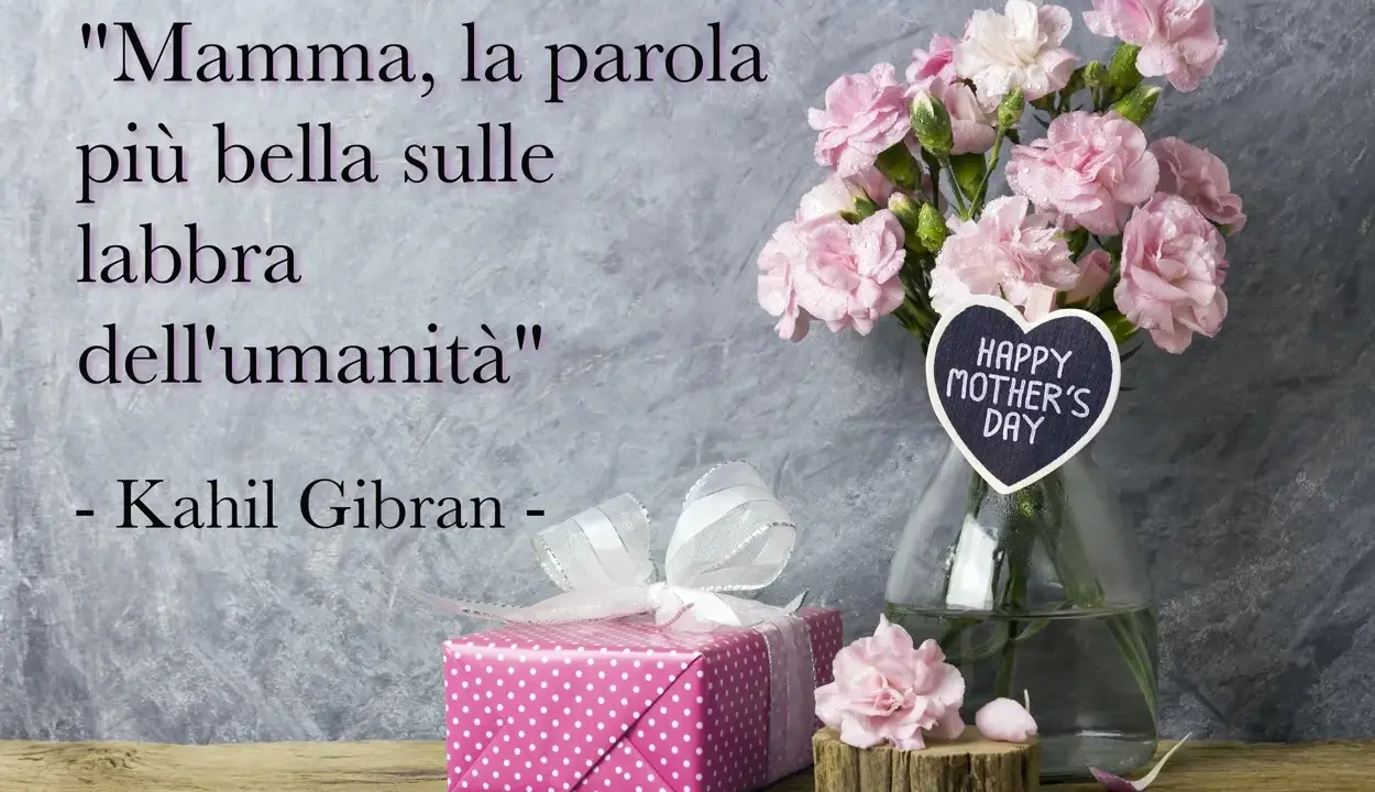 Un regalo rosa a pois e fiori rosa per la festa della mamma, con la frase "Mamma, la parola più bella sulle labbra dell'umanità".