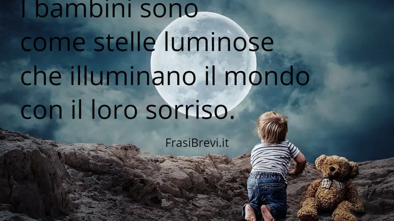 Bambino con orsacchiotto guarda la luna. Frasi sulla purezza dei bambini: "I bambini sono come stelle luminose che illuminano il mondo con il loro sorriso.