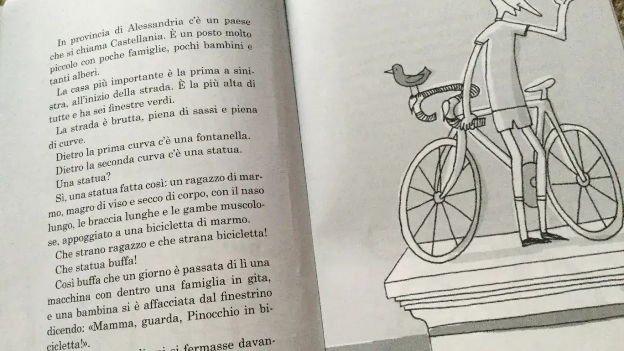 Un libro con testo e un disegno di un ragazzo su una bicicletta, perfetto per racconti divertenti brevi.
