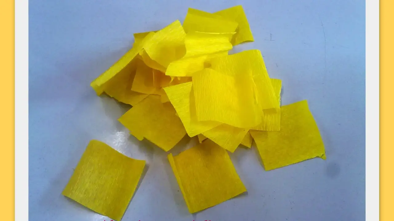 Pezzetti di carta crespa gialla pronti per un divertente **mimosa fai da te bambini**.