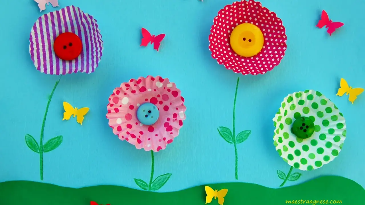 Lavoretti primavera: fiori colorati con bottoni e farfalle di carta su sfondo azzurro.