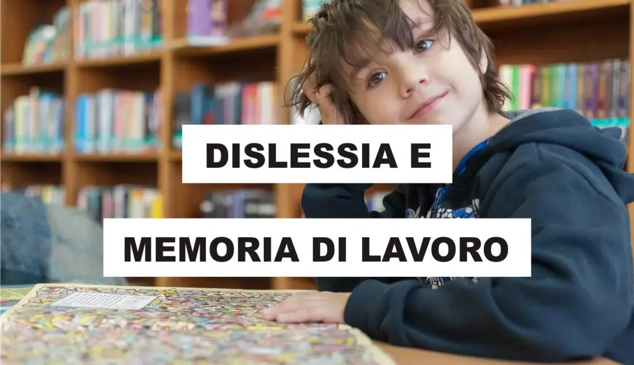 Ragazzo sorridente in biblioteca, con testo "Dislessia e memoria di lavoro".