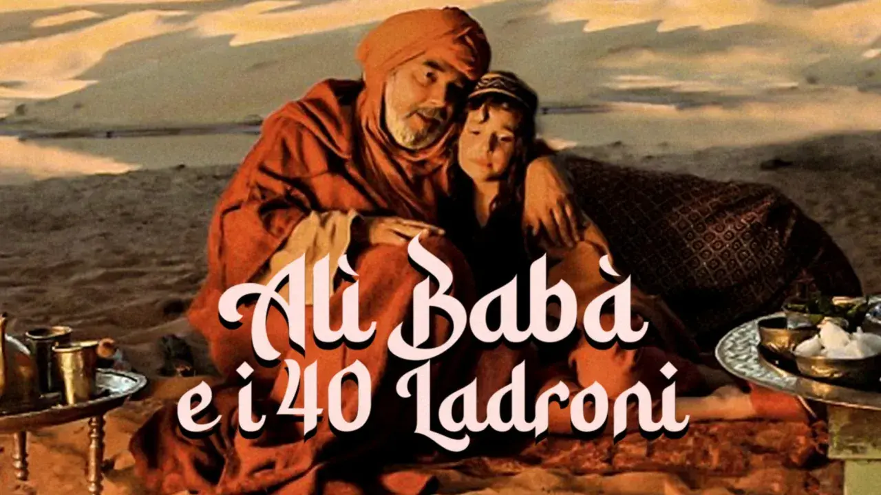 Alì Babà, con un bambino tra le braccia, seduto nel deserto. La scritta "Alì Babà e i 40 ladroni" campeggia sull'immagine.