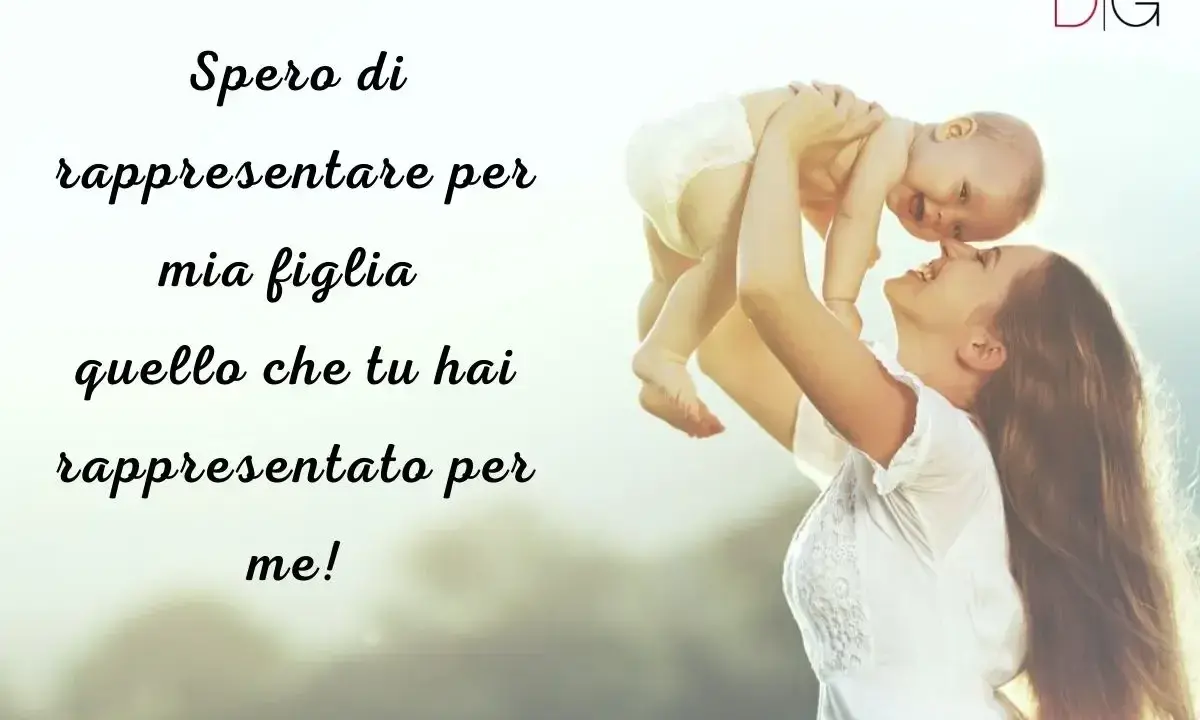 Una madre solleva il suo bambino, un'immagine che ispira commoventi festa della mamma frasi. Un amore che si tramanda.