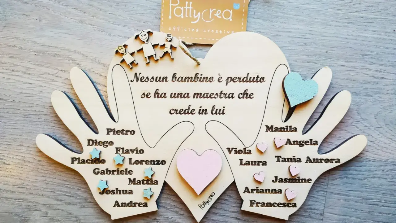 Regalo per maestre: mani di legno con nomi di bambini e la frase "Nessun bambino è perduto se ha una maestra che crede in lui".