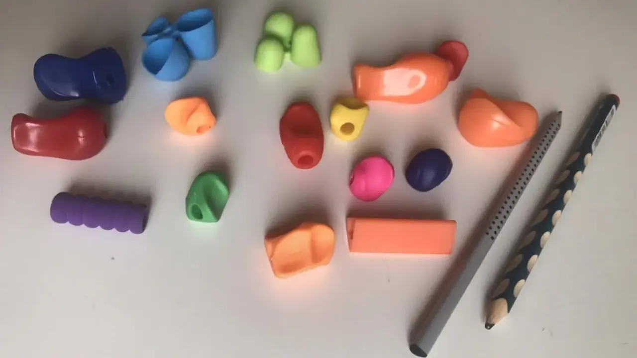 Variopinti ausili per scrivere e giochi per migliorare l'impugnatura, pensati per rendere la presa più comoda e divertente.
