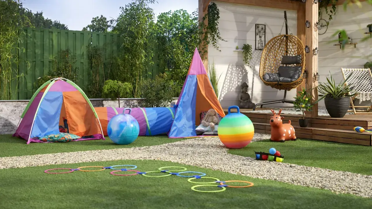 Tenda colorata, tunnel, palloni giganti e cerchi per un pomeriggio di giochi da fare in giardino.