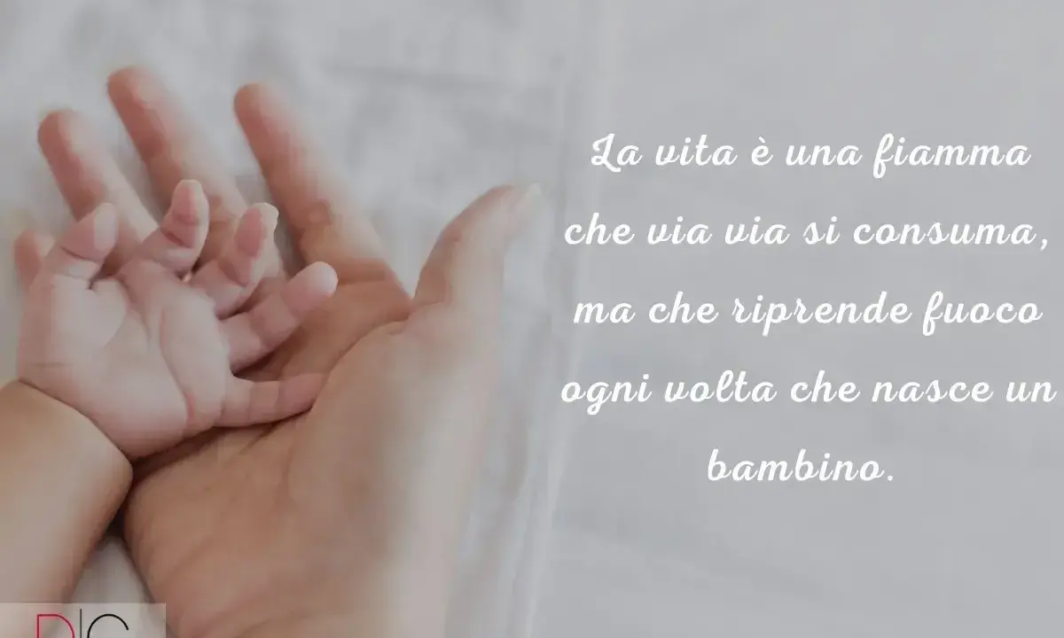 Mano adulta che tiene delicatamente la mano di un neonato, con una citazione ispiratrice che ricorda le frasi nascita famose.