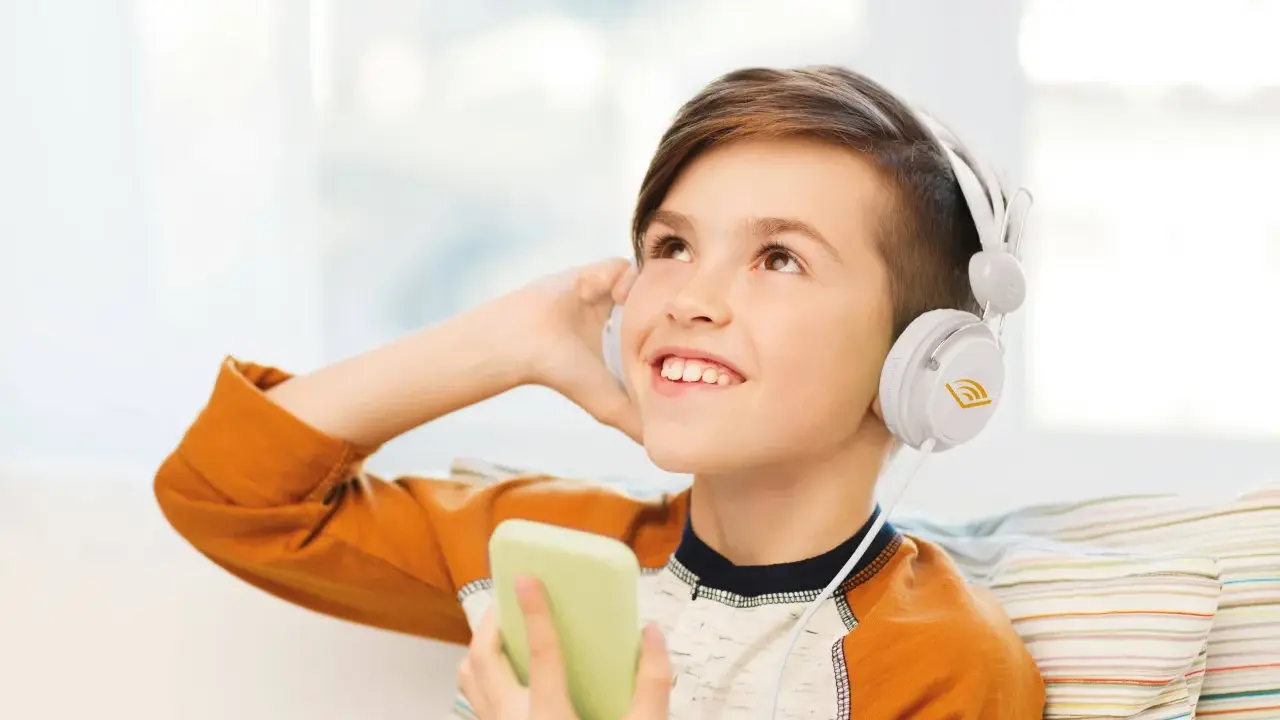 Ragazzo con cuffie bianche ascolta audio fiabe dal suo telefono, immerso in un mondo di storie.