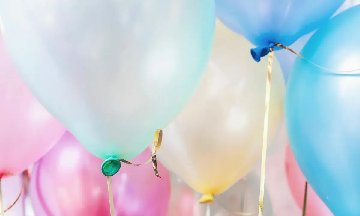 Palloncini colorati, pronti per giochi e feste.