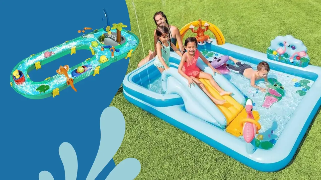 Bambini felici si divertono con giochi d'acqua in una piscina gonfiabile e un circuito acquatico con paperelle e barchette.
