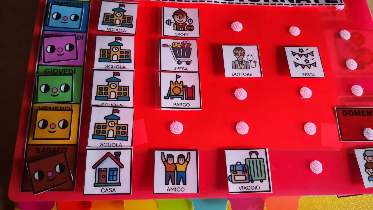 Un'agenda visiva per l'autismo con icone per scuola, sport, spesa, medico, parco, festa, casa, amici e viaggio.