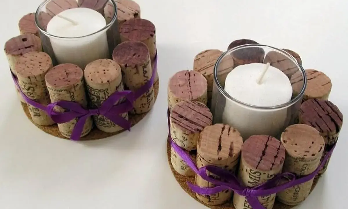 Idee creative: cosa fare con i tappi di sughero per creare portacandele decorativi con nastri viola.