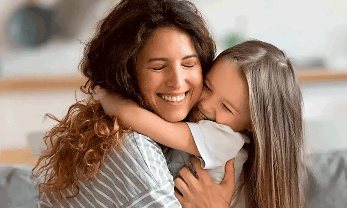 Un abbraccio pieno d'amore tra madre e figlia. Le loro risate riempiono l'aria, un momento prezioso per a mia figlia frasi brevi.