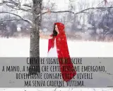 Cappuccetto Rosso in un bosco innevato, con un messaggio sulla crescita e la consapevolezza dei propri bisogni.