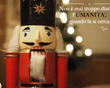 Primo piano di uno schiaccianoci con citazione: "Non è mai troppo distante l'umanità, quando la si cerca".
