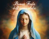 Buona Festa dell'Immacolata. La Vergine Maria, con il capo velato di blu, prega con le mani giunte, circondata da un'aura luminosa.