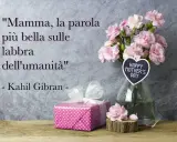 Un regalo rosa a pois e fiori rosa per la festa della mamma, con la frase "Mamma, la parola più bella sulle labbra dell'umanità".
