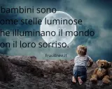 Bambino con orsacchiotto guarda la luna. Frasi sulla purezza dei bambini: "I bambini sono come stelle luminose che illuminano il mondo con il loro sorriso.