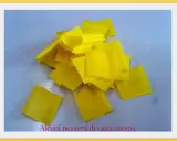 Pezzetti di carta crespa gialla pronti per un divertente **mimosa fai da te bambini**.