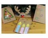 Biglietti di Natale facili: un albero con bottoni, candele colorate e lucine. Perfetti per creare con i bambini!