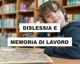 Ragazzo sorridente in biblioteca, con testo "Dislessia e memoria di lavoro".