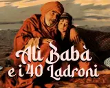 Alì Babà, con un bambino tra le braccia, seduto nel deserto. La scritta "Alì Babà e i 40 ladroni" campeggia sull'immagine.