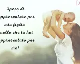 Una madre solleva il suo bambino, un'immagine che ispira commoventi festa della mamma frasi. Un amore che si tramanda.