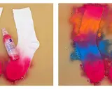 Calzini bianchi trasformati con spray colorati: un'esplosione di rosa, arancione e blu. Un modo creativo per dipingere su stoffa con tempere spray.