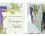 Copertina del libro "La Principessa sul Pisello" con un'illustrazione di una principessa dai capelli azzurri che abbraccia un baccello di piselli.