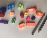 Variopinti ausili per scrivere e giochi per migliorare l'impugnatura, pensati per rendere la presa più comoda e divertente.