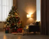 Un albero di Natale addobbato con luci e palline, circondato da regali. Un'atmosfera calda e accogliente, perfetta per capire come si fa l'albero di natale.