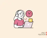 Ragazza con cuffie davanti al PC, orologio e dado. Ideale per trovare giochi per bambini iperattivi che stimolino la concentrazione.