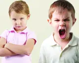 Un breve racconto sulla rabbia: una bambina con le braccia conserte e uno sguardo imbronciato, un bambino che urla a bocca aperta.