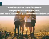 Quattro amici abbracciati al tramonto, un'immagine che evoca le migliori frasi amicizia. La vera forza si rivela nei momenti difficili.