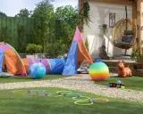 Tenda colorata, tunnel, palloni giganti e cerchi per un pomeriggio di giochi da fare in giardino.