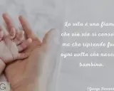 Mano adulta che tiene delicatamente la mano di un neonato, con una citazione ispiratrice che ricorda le frasi nascita famose.