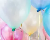 Palloncini colorati, pronti per giochi e feste.