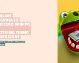 Un coccodrillo giocattolo con carte "latte" e "milk" all'interno, ideale per giochi di turnazione per autistici, stimolando linguaggio e cooperazione.