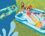 Bambini felici si divertono con giochi d'acqua in una piscina gonfiabile e un circuito acquatico con paperelle e barchette.