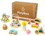 Scatola PlayBox con giochi di precisione in legno: macchinina, abaco, blocchi colorati e forme trasparenti per stimolare la creatività.