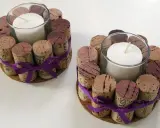 Idee creative: cosa fare con i tappi di sughero per creare portacandele decorativi con nastri viola.