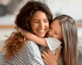 Un abbraccio pieno d'amore tra madre e figlia. Le loro risate riempiono l'aria, un momento prezioso per a mia figlia frasi brevi.