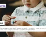 Bambino con blocchi colorati, un esempio di stimming. Il testo spiega che lo stimming è un comportamento ripetitivo comune nell'autismo.