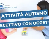 Bambina e terapista svolgono attività per stimolare il linguaggio autismo, usando oggetti su un tavolo.